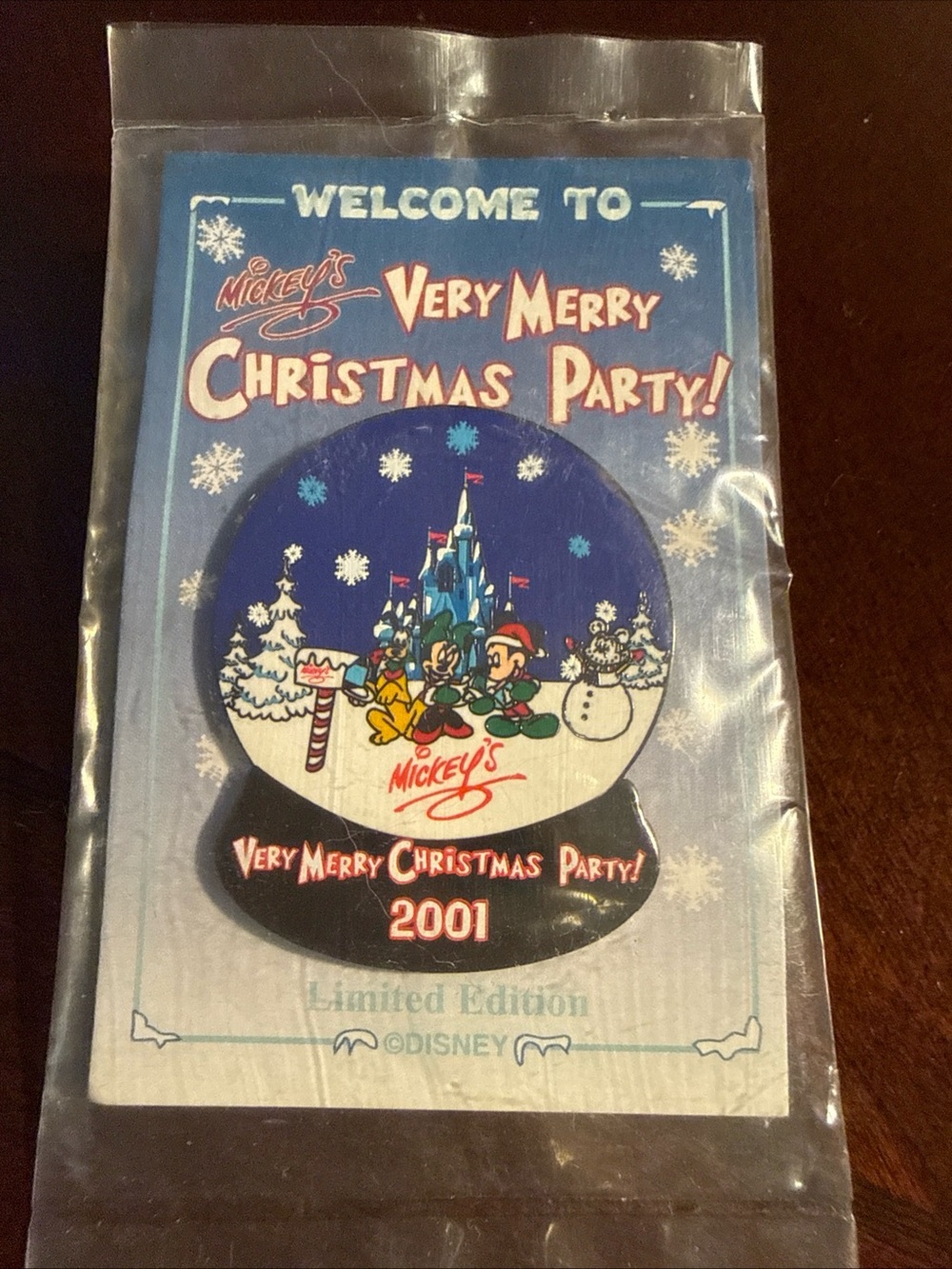 Mickey's Very Merry Christmas Party 2001 Blue Holiday Pin limited edition 1/5000